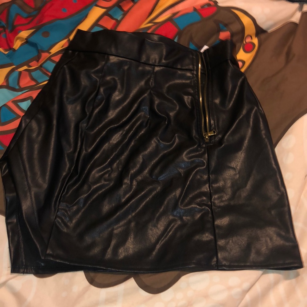 A leathered skirt .